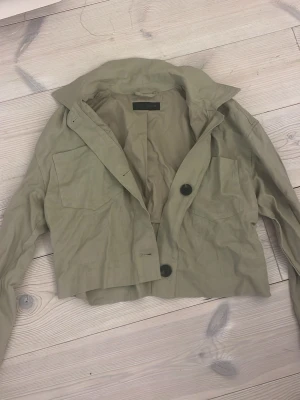 grön vårjacka - jätte fin ljusgrön jacka ifrån zara🫰 köpt för mer än 400 kr och den är i storlek S, skriv för frågor!!❣️❣️ endast använd väldigt lite❤️