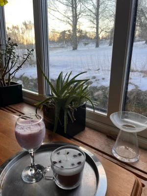 Handgjorda ljus i glass - Vi är ett uf företag som har gjort ljus på återvunet stearin och nu säljer vi de vi har kvar. På första bilden har ni dem nya exemplaren som kostar 150kr, 9st kaffe ljus som doftar vanilj & 9st vin glas som doftar lavendel. I den andra bilden finns gamla exemplar som kostar 100kr,1st kaffe ljus ingen doft & 2st vin glass doft lavendel. Insta: flamour_uf.                                                   SKRIV INSTA DM FÖR ATT KÖPA.