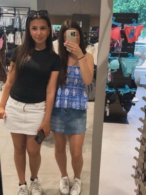 Blåa top - Säljer en blå typish vit top som är perfekt för sommarn. Köpte den i somras förra året men haft bara på mig den två gånger! Jätte skön och skit snygg