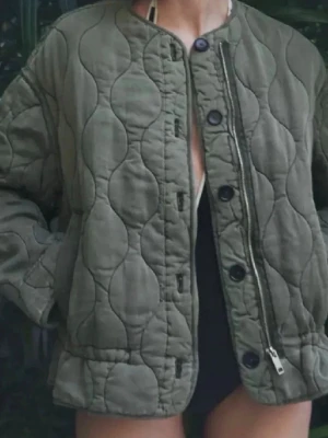 SÖKER EN SÅN HÄR KAPPA - Jag letar efter en sån här kappa helst en sån men funkar om den är inte är exakt den jag kan betala max 600kr inte mer i storlek xs eller S  hör gärna av er om ni har de ja söker efter!