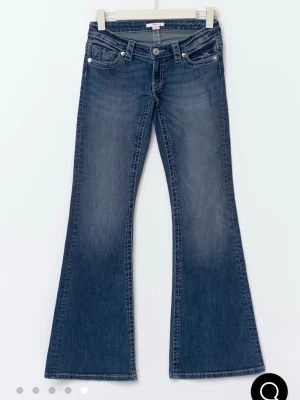 Blå bootcut jeans från Gina Tricot 14+ - Snygga blå bootcut jeans från Hollister med låg midja och klassisk femficksdesign. Jeansen har en lätt tvättad look och utsvängda ben, perfekta för en trendig och avslappnad stil. Tillverkade i mjuk denim med stretch för extra komfort. Köpte men passar inte mig. Fråg Gina tricot 14+