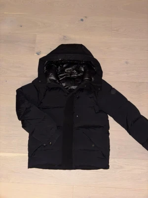 Moncler midera  - Säljer moncler midera str 2/M, knappt använd, super bra skick inga defekter. Priset ej hugget i sten