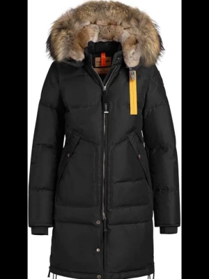 Svart parkas från Parajumpers - Stilren svart parkas från Parajumpers med stor huva kantad av äkta päls. Jackan har dragkedja, tryckknappar, två stora fickor framtill och en gul detalj vid halsen. Perfekt för kalla dagar med sin vadderade design och långa modell.