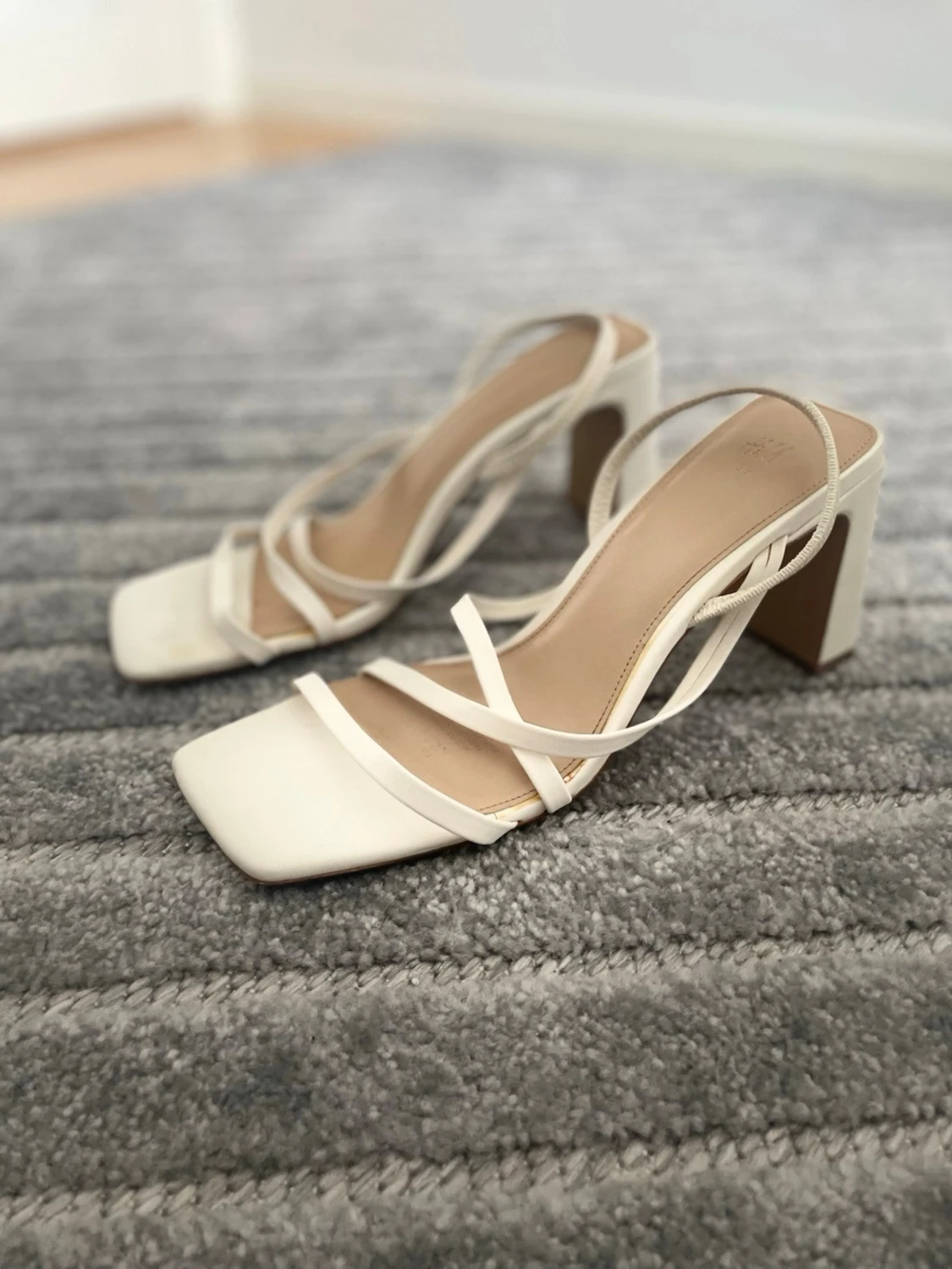 Vita sandaletter med blockklack