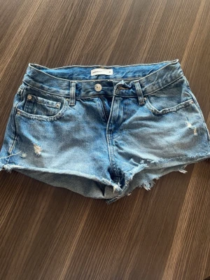 Ljusblå jeansshorts  - Ljusblåa lite tajtare jeansshorts 