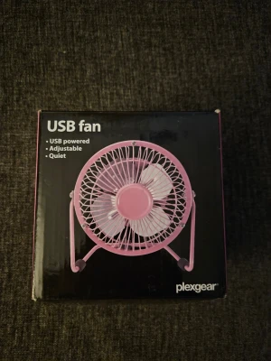 Rosa USB-bordfläkt från Plexgear - Säljer en liten och tystgående rosa USB-bordfläkt Fläkten har justerbar vinkel och drivs via datorns USB-port. Perfekt för skrivbordet och har en 110 cm lång sladd. Smidig att ta med och enkel att använda.