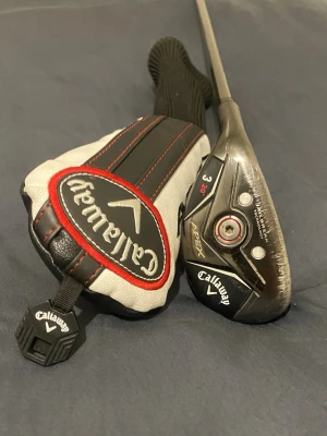 Callaway Apex Hybrid 2021/ 3 23° //VÄNSTER!! - Säljer en Callaway Apex 21, En premium från 2021 som kombinerar tour känsla med enorm förlåtelse och distans. Denna modell har en Jailbreak Velocity Bladez och en större sweet spot gör den superstation på miss hits.   Modell Callaway Apex 2021 Apex hybrid.  Skaft stål regular flex. !!Vänster hänt  Har med en Original Headcover i väldigt bra skick   Klubban är i mycket bra skick, med väldigt minimalt slitage.Hämtas vid Knivsta Station, eller skickas mot frakt.Köparen betalar kostnaderna för frakt