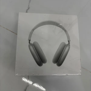 AirPods Max - Apple AirPods Max i silver, helt nya och oöppnade i originalförpackning. Trådlösa over-ear hörlurar med aktiv brusreducering, hög ljudkvalitet och elegant design. Perfekt för musik, film och samtal. Förpackningen är obruten men har mindre yttre slitage. Priset kan diskuteras vid snabb affär