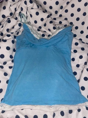 Blå topp - Blå topp med vita detaljer i y2k still. Köpte i Italien men passade inte min still💕bra skicka och ser inga tecken på distres. 