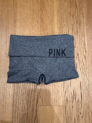 Pink yoga shorts  - Lågmidjade pink yoga shorts i träningsmaterial. Priset är diskuterbart vid snabb affär!