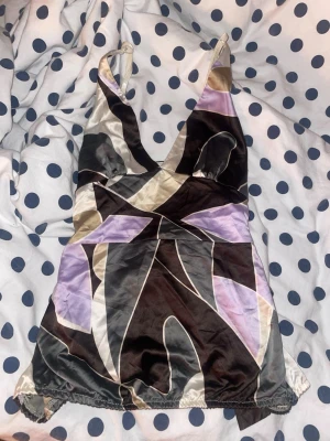 Mönstrad topp - En snygg topp med knyt band runt midjan. Y2k mönster  med snygga färger. Köpt i Italien men inte min still💕 inga tydliga defekter.