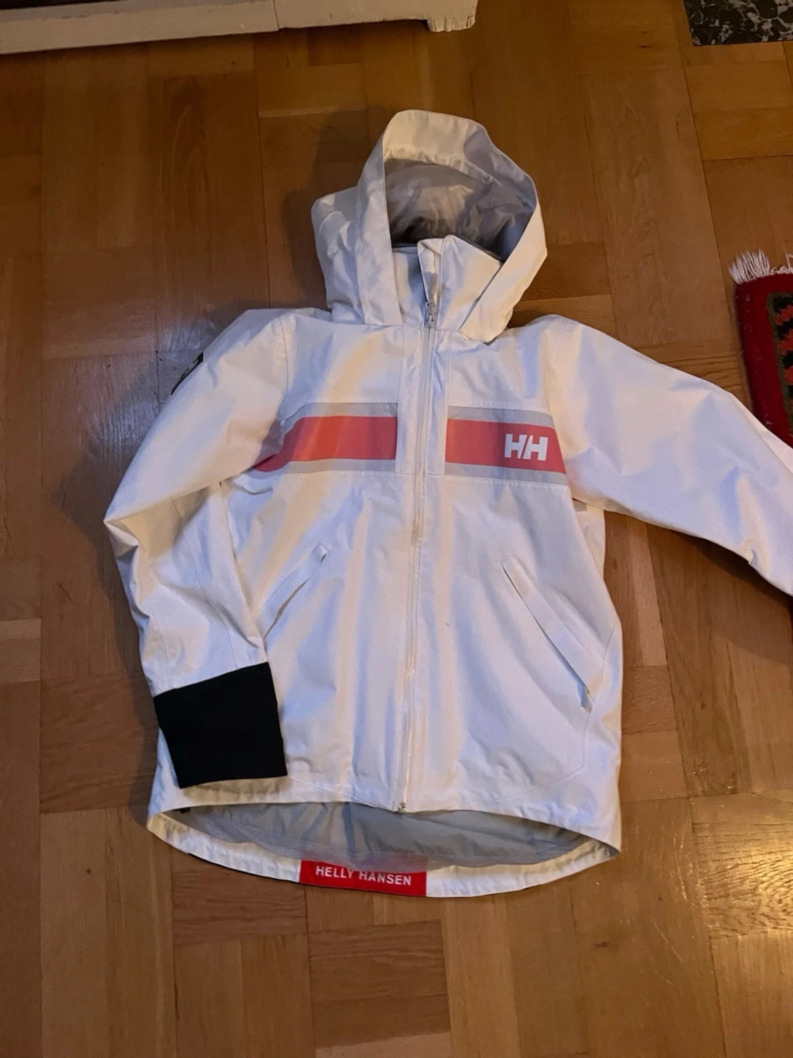Vit vindjacka från Helly Hansen