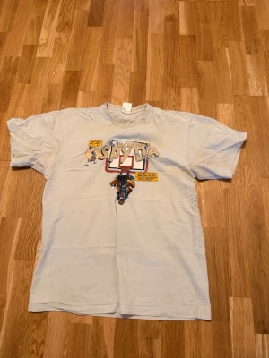 And1 T-shirt - Säljer en retro And 1 T-shirt, ”the incredible spyda”. Den är lite gammal med bra skick och väldigt stilig! 100kr, skriv vid funderingar:)! Storlek XL.