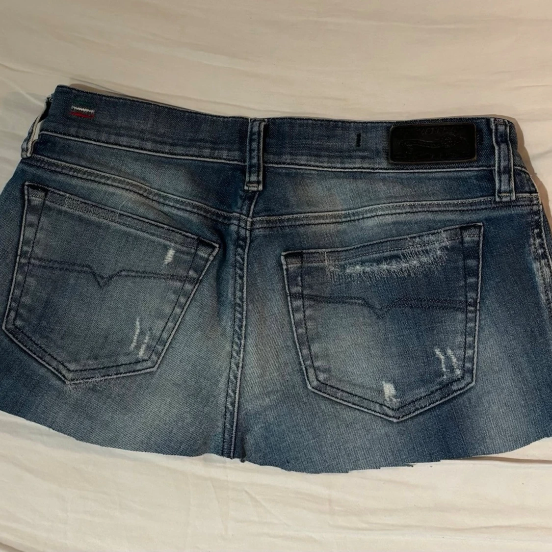 Blå jeanskjol med slitningar - 1