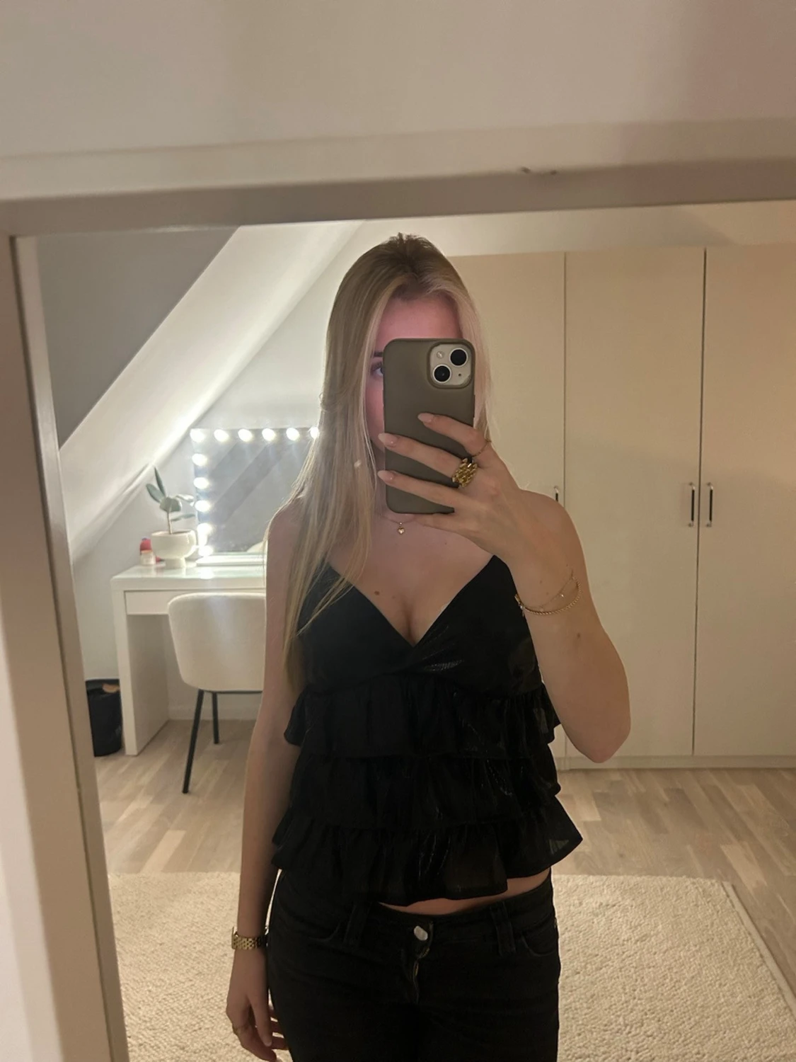 Svart volangtopp med smala axelband