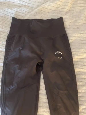 Gråa seamless leggings från Peach - Säljer ett par gråa träningsbyxor från Peach tights med hög midja och scrunch-detalj bak. Säljer för längden inte passade