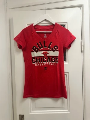 Chicago Bulls t-shirt från Adidas - Röd T-shirt med Chicago Bulls tryck från Adidas. Knappt använd. Nypris ca 400 kr.