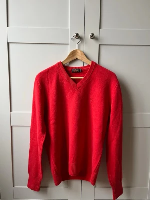  Morris tröja stickad v nek - Fin morris tröja v nek, storlek s i fint skick. Har ett litet hål högersidan nacken, hör av dig vid minsta fundering, pris kan diskuteras😉