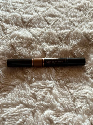 Profusion West Coast Liquid Bronzer - Säljer en Profusion West Coast liquid bronzer i pennform. Produkten har en smidig dubbeländad design med svart och bronsfärgad hylsa. Perfekt för att skapa en solkysst look med flytande formula som är lätt att blenda. Endast testad! Mycket produkt kvar!💓🌸
