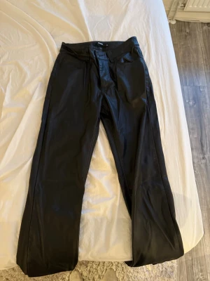 Bikbok skinnbyxor - Säljer dessa skinnbyxor med lent material inuti från bikbok, dom är low waist och sitter som en smäck men säljs så dom inte används. Storlek 36 🥰