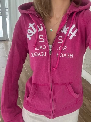 Hollister zip - En zip från Hollister i storlek L. Kan upplevas mindre i storlek, likt en M. Jag fraktar inom 24h, frakt med PostNord prioriteras. Se liknande plagg i min profil!