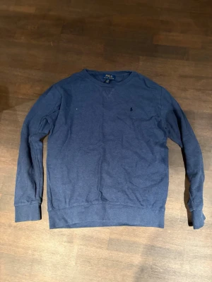 Blå sweatshirt från Polo Ralph Lauren - Blå sweatshirt från Polo Ralph Lauren | Storlek: 14-16y | hör av er vid frågor |