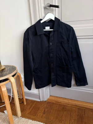 Navy overshirt från Asket - Säljer denna overshirt från asket i storlek S i bomull. Nypris circa 2000. Perfekt plagg till våren. Inter särskillt använd. Hör av er för fler frågor mvh Charlie