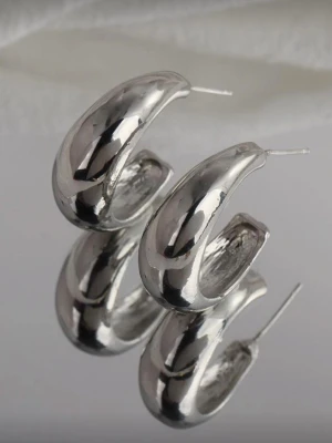 Chunky silverfärgade örhängen - Säljer ett par chunky örhängen i silverfärgad rostfritt metall med en cool, böjd och lite organisk form. Perfekta för dig som gillar statement-smycken och vill sticka ut med en modern vibe.