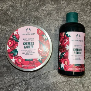 The Body Shop Cherries & Cheer duo - HELT NY! Slutsålda limited edition body butter och duschgel från The Body Shop i doften Cherries & Cheer. Innehåller körsbär, mandelmjölk och vanilj. Sänker ej pris.