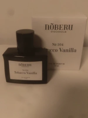 Nõberu Tobacco Vanilla EdP 50ml - Upptäck Nõberu Tobacco Vanilla No 104 Eau de Parfum, en elegant parfym i svart, stilren glasflaska med matchande svart lock. Doften kombinerar varma toner av tobak och vanilj för en unik och sofistikerad känsla. Använd ett par spray ca 48-49ml kvar. 