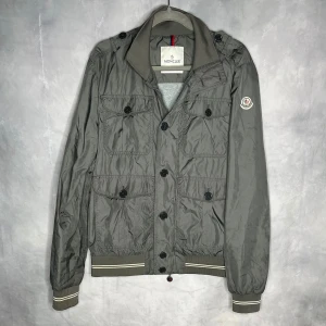 Moncler jacka  - As fet moncler jacka| riktigt bra skick| nypris ~10-12k| storlek L men sitter som M| självklart äkta| Sällsynt jacka som inte går att köpa längre| hör av er vid ytterligare frågor!