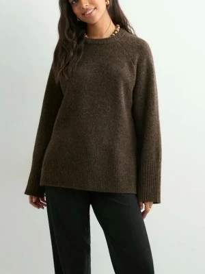 Mörkbrun stickad tröja  - Mysig mörkbrun stickad tröja ifrån Nelly. Helt ny, prislapp kvar. 