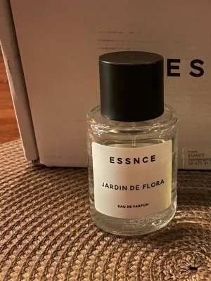 ESSNCE Jardin de Flora Eau de Parfum - Fräsch parfym från ESSNCE med namnet Jardin de Flora. Perfekt vårparfym 