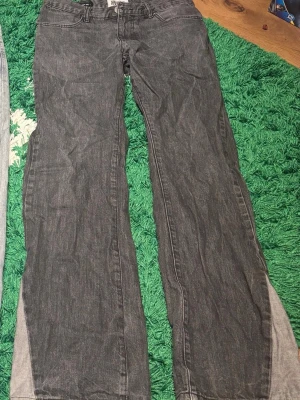 Flared Denim Svart  - Svarta Flared Jeans från Urban Classics, använda ett par gånger, har en liten wash, Size 29 men är mer som en 30. Jag är 175 cm lång så passar de som är runt 175-180. Köpta för ca 600 kr                                     Passform: Relaxed Snitt: Rak Längd: Lång Beninnerlängd: 81 cm i storlek 28×32.