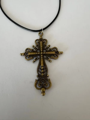 Svart halsband 6.2cm kors  - Halsband som inte är i äkta silver/guld. Kedja är oftast 50cm men kan ibland komma i 45cm. Kedja är rostfritt stål, berlock oftast i zinklegering men kan även det i vissa fall vara rostfritt stål. Be gärna om mått på berlock om detta är viktigt då bilderna är missvisande när det gäller hur stora dom är! 🌹❤️  Allt är nytt.  Bud accepteras inte 🥰🌹