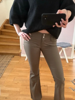 Gröna bootcut byxor med låg midja - Snygga gröna byxor med bootcut-modell och låg midja. Midjemått: 37cm mätt rakt över. Innerbenslängd: 80cm. I nyskick!🤍🤍