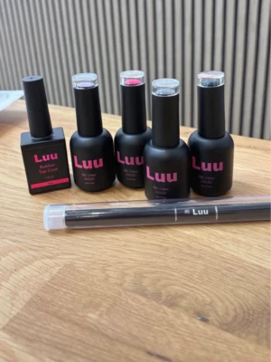 Luu gel nagellack eller topcoat - fyra gel nagellack från Luu. Flaskorna är svarta med rosa text och har olika färger på lacket, bland annat rosa och mörkare nyanser. Skriv vad du är intresserad av. SÄLJS BILLIGT KÖPTA FÖR 940kr ANVÄNDS I SALONG