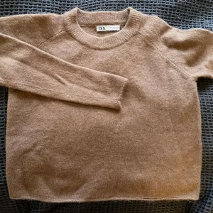 Brun stickad tröja - Brun stickad tröja från Zara.