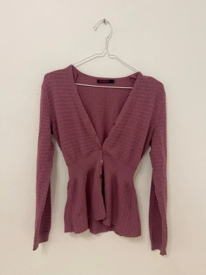 Rosa stickad tröja  - Snygg rosa stickad tröja med v-ringning. Passar perfekt till vardagen, är en storlek M men passa mig som har xs.