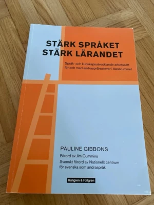 Stärk språket stärk lärandet bok - Kurslitteratur med titeln 'Stärk språket stärk lärandet' av Pauline Gibbons. Boken har ett orange och vitt omslag med svart text och är tryckt i mjukt omslag. Den handlar om språk- och kunskapsutvecklande arbetssätt för andraspråkselever i klassrummet.