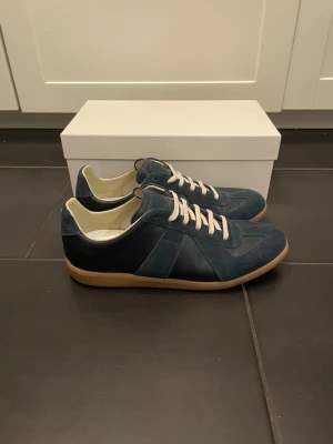 Maison Margiela gats | Navy - Säljer ett par stilrena Maison Margiela gats i färgen mörkblå. | Storlek: 43 | Skick 10/10, endast använda fåtal gånger! | Box och dustbags fås med. | Pris 3299kr, går att diskuteras vid snabb affär. | Vid frågor eller funderingar är det bara att höra av sig i pm! | MVH William