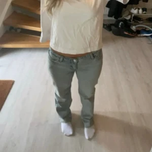 Ljusblå  raka jeans med låg midja - Säljer ett par ljusblå jeans med rak passform och låg midja. Jeansen har klassisk femficksdesign och bälteshällor. Perfekta för en avslappnad och trendig look. Materialet ser ut att vara bomullsdenim. Från Monki i storlek 26/32 💓💓