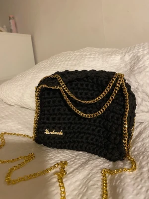 Väska - Egenvirkad Stella McCartney liknande väska, i svart färg med guldkedja 💗 tar ej emot returer