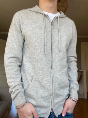 John Henric kashmir zip hoodie  - Zip hoodie i 100% kashmir från John Henric. Väldigt mjuk, varm och lyxig känsla. Perfekt som premium vardagsplagg eller lager under jacka.  Clean och tidlös design som passar till allt!  Öppen för bud! Skick: iprincip ny skick Storlek: M Färg: ljusgrå melerad  Nypris ca 2999 kr. Pris: 1099 kr 