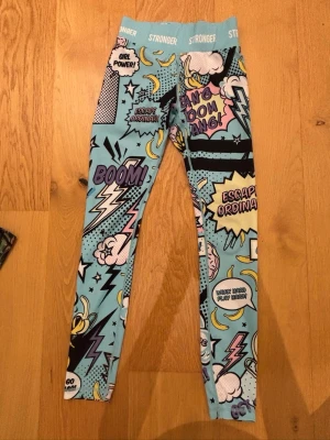 Stronger leggings i  XS - Supersnygga leggings från Stronger i storlek XS med färgglatt mönster. Perfekta för träning. Hög midja och stretchigt material.