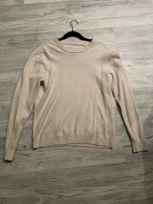 Beige stickad tröja These glory days  - En enkel och stilren beige stickad tröja från these glory days, tröjan är storlek L men har krympt i tvätten så passar nog mer s/m