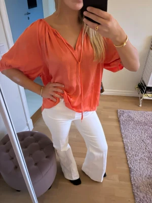 Korallfärgad blus med v-ringning - Jätte fin blus från hem i storlek xs, endast använd en gång💗