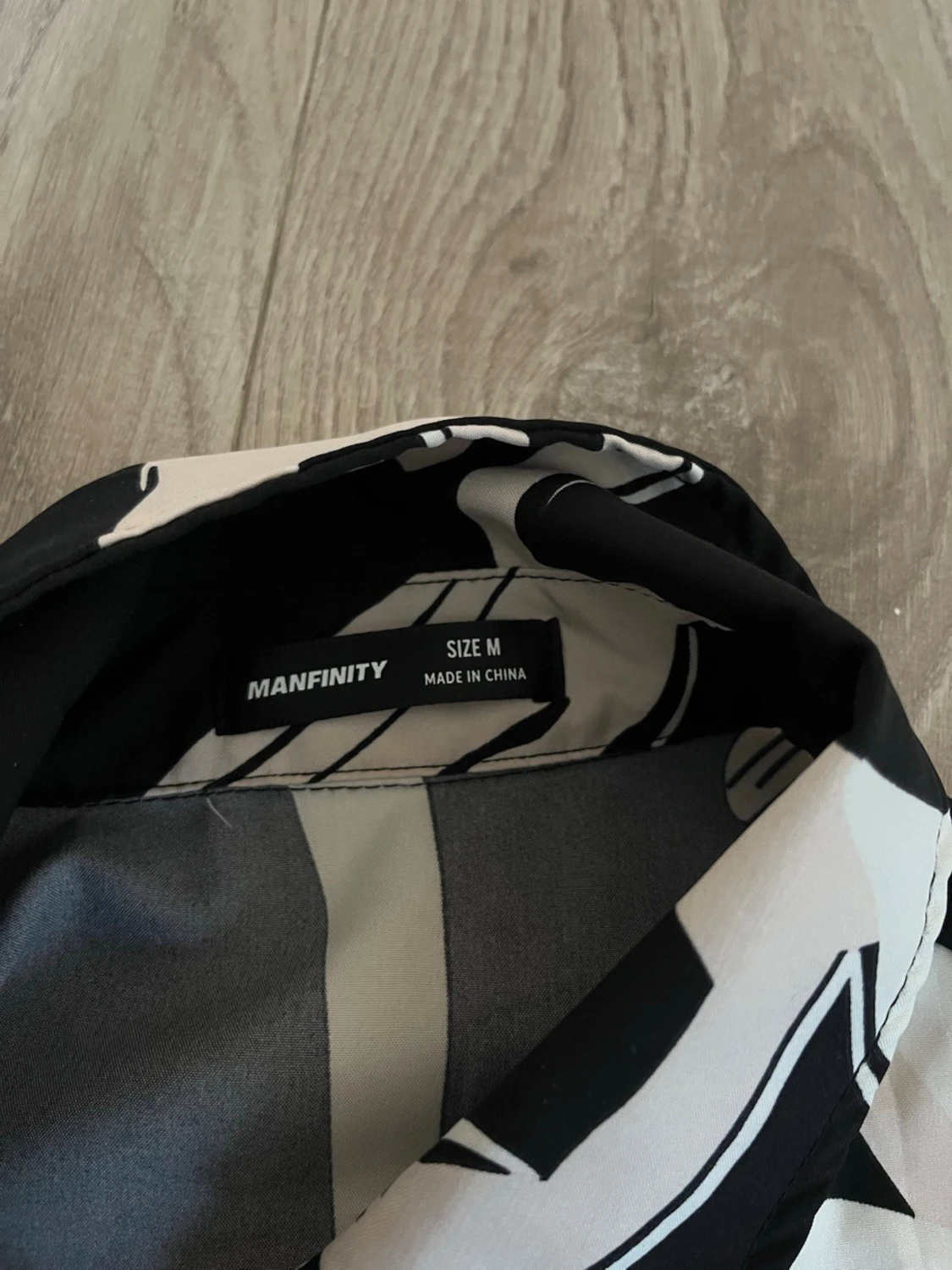 Svartvit skjorta från Manfinity - 1