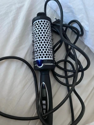 Cera Professional värmeborste svart/silver - Elektrisk värmeborste från Cera Professional i svart och silver. Rund borste med keramisk yta och piggar, digital display och knappar på handtaget. Perfekt för att styla och forma håret med värme. Använt 3-6 gånger. Tvättar självklart innan jag fraktar!❤️ 