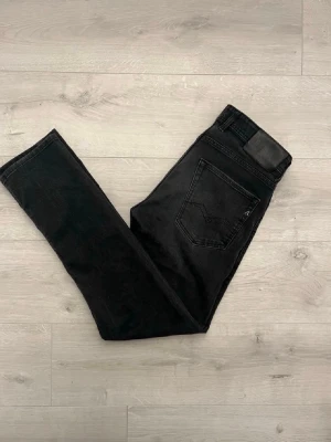 Replay grover svarta jeans - Hej! Säljer dessa replay Grover jeans//jeasen är i mycket fint sick//fråga gärna! 